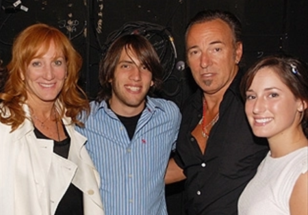   El estudiante de primer año de Boston College, Evan Springsteen, se intercala entre su madre, Patti Scialfa y su padre, Bruuce Springsteen con su hermana Jessica a la derecha en una obra de teatro en Nueva York la semana pasada.