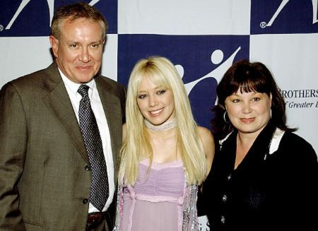 Hilary Duff con sus padres Robert y Susan