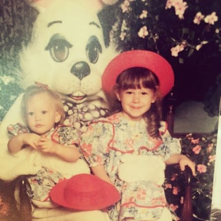 Foto de la infancia de Haylie Duff con Hilary mientras celebran la Pascua