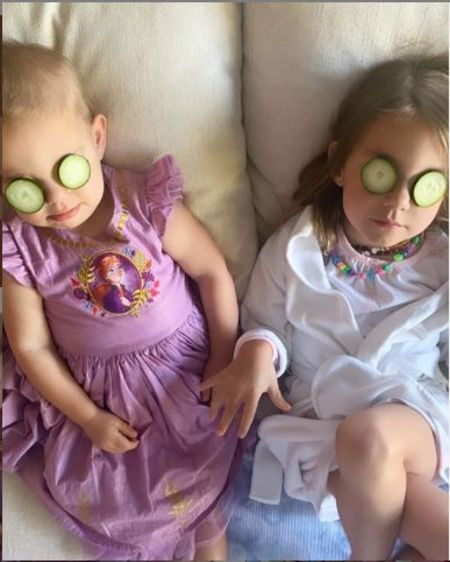 Haylie y su prometido matt's daughters wearing cucumber eye mask