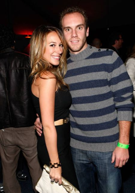 Pareja rumoreada Haylie y Charlie vistos en el Cinema Lounge en ArcLight Cinemas