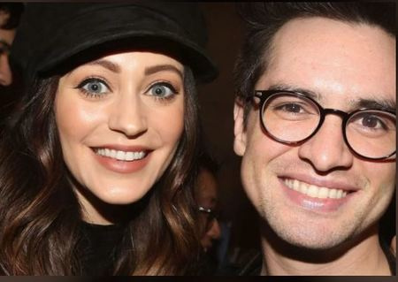 Quando Sarah Urie conheceu seu marido, agora cantor, Brendon Urie, ela estava namorando Jeremy Davis do Paramore.