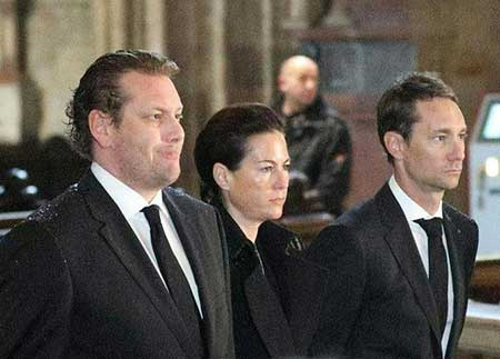   Lukas Lauda (izquierda) y Mathias Lauda (derecha) con su padre's funeral