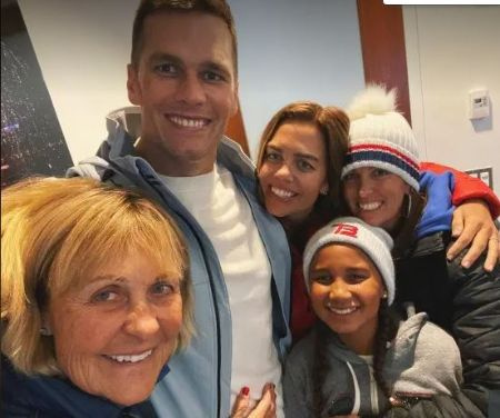da esquerda, Julie Brady's mother, brother, Tom, sister, Nancy, and eldest sister, Maureen, and her niece, Hannah.