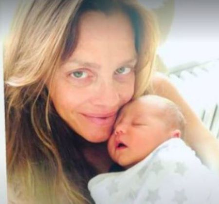 Ativista de saúde pública, Nancy Brady com seu filho em março de 2021.