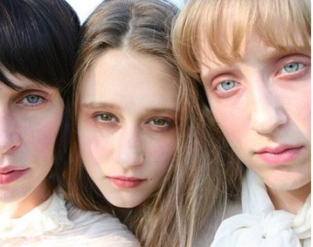   Víctor Farmiga tiene 6 hermanos.