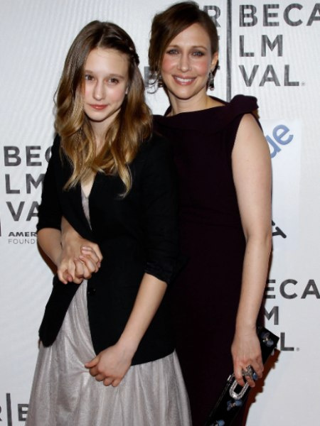   Víctor Farmiga's two sister works in movies