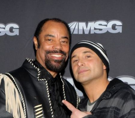   Cartone di Topolino's dad is a sports/radio host 