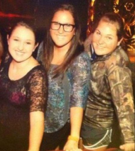 August Anna Brooks com suas irmãs