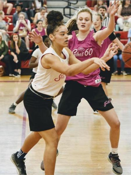   Senali Moss spielt Basketball