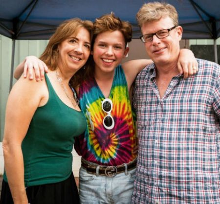 Jacob con su mamá y papá.
