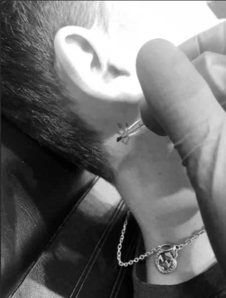 Jacob Sartorius mostrando su corona tatuada.