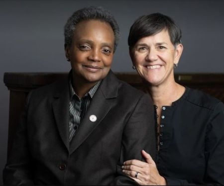   Il sindaco di Chicago, Lori Lightfoot con sua moglie e first lady di Chicago, Amy Eshleman.