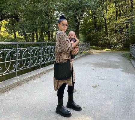 Candice avec sa petite fille.