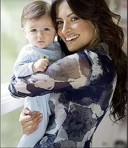 La actriz de City on a Hill, Sarah Shahi, con su primer hijo, William Wolf Howey.