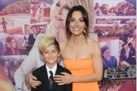 La actriz de Black Adam, Sarah Shahi con ella y su exmarido, Steve Howey's son, William Wolf Howey.
