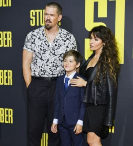 El desvergonzado actor Steve Howey, su hijo William Wolf Howey y su exesposa y actriz de Sex, Life, Sarah Shahi.