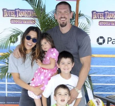 El actor de Seal Team, Steve Howey, con su ex esposa, y la actriz de City on a Hill, Sarah Shahi, con sus hijos, Violet, William y Knox.