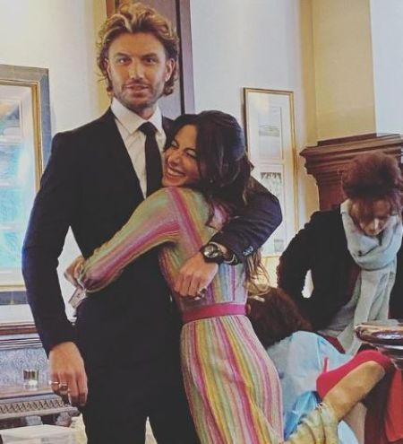 La actriz novata Sarah Shahi y su novio y coprotagonista, Adam Demos.