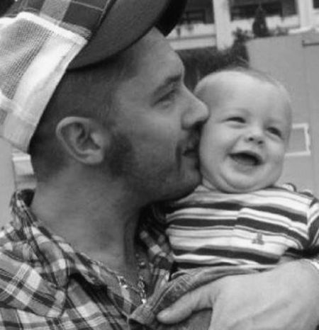 Venom ator Tom Hardy com seu primeiro filho, Louis Thomas Hardy.