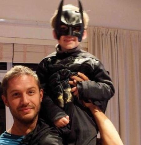 A estrela de The Dark Knight Rises, Tom Hardy, e um filho de sua ex-esposa, Louis Thomas Hardy.