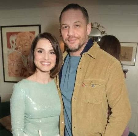Tom Hardy com a mãe de seus filhos mais novos e sua atual esposa, Charlotte Riley.