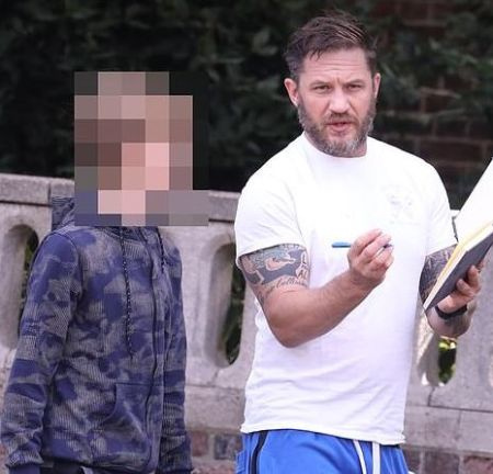 O ator de Venom, Tom Hardy, com seu filho mais velho, Louis Thomas Hardy, em setembro de 2020.