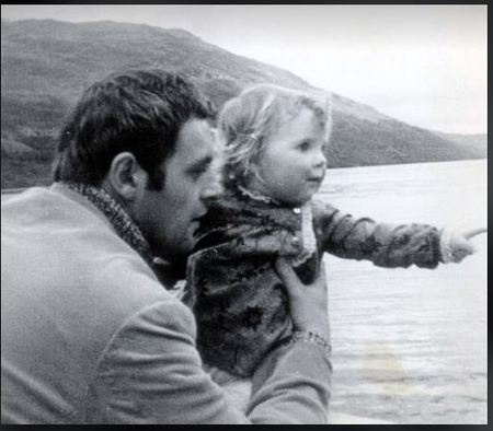 Abigail Hopkins é a única filha de Anthony Hopkins e sua ex-mulher, Petronella Barker. Abigail tem't spoken with her father since 2001.