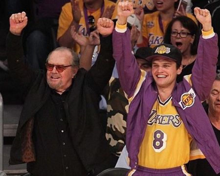Ray e seu pai Jack assistindo a uma partida de basquete.