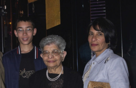 da esquerda - Freddie Mercury's nephew, mother, and sister, Kshmira Bulsara in 2002