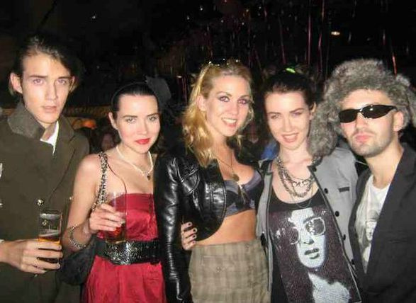Marieangela King com seus membros da banda