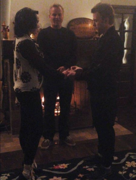 Marieangela King Married Husband Elijah Blue Allman em frente à lareira
