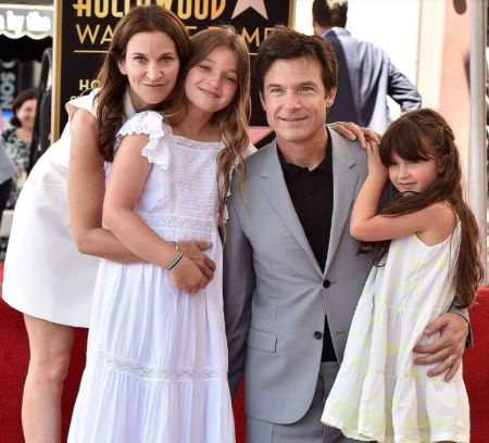 Francesca Nora Bateman con sus padres y su hermana