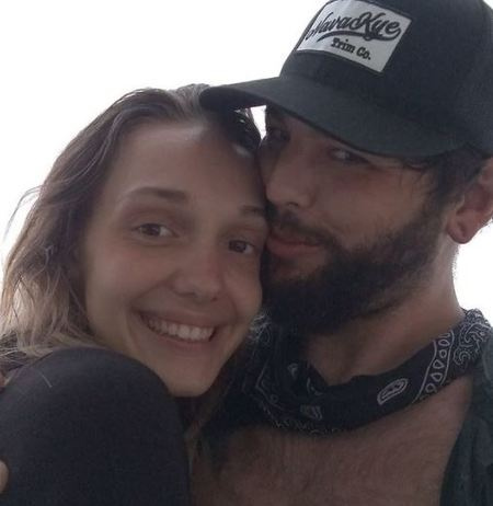 Navarone está comprometido con su prometida Elisa. Se comprometieron el día de Navidad de 2020. Navarone recurrió a su Instagram para anunciar la noticia. Navarone y Elisa han estado juntos desde al menos septiembre de 2018.