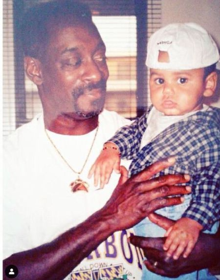   Julian Corrie Broadus com seu pai Snoop Dogg