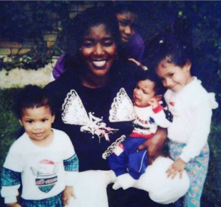 Foto jovem de infância de Rome Flynn com mãe e irmãos.