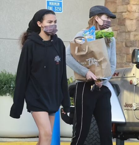 una foto tomada por paparazzi de Luna con su madre