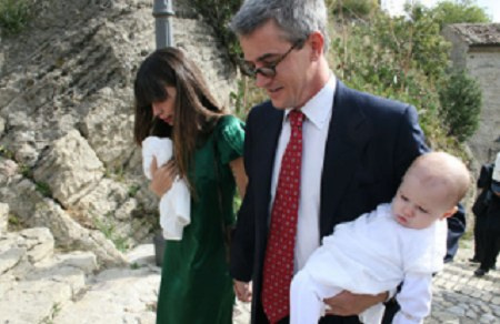 Tharita y su esposo con su hija.