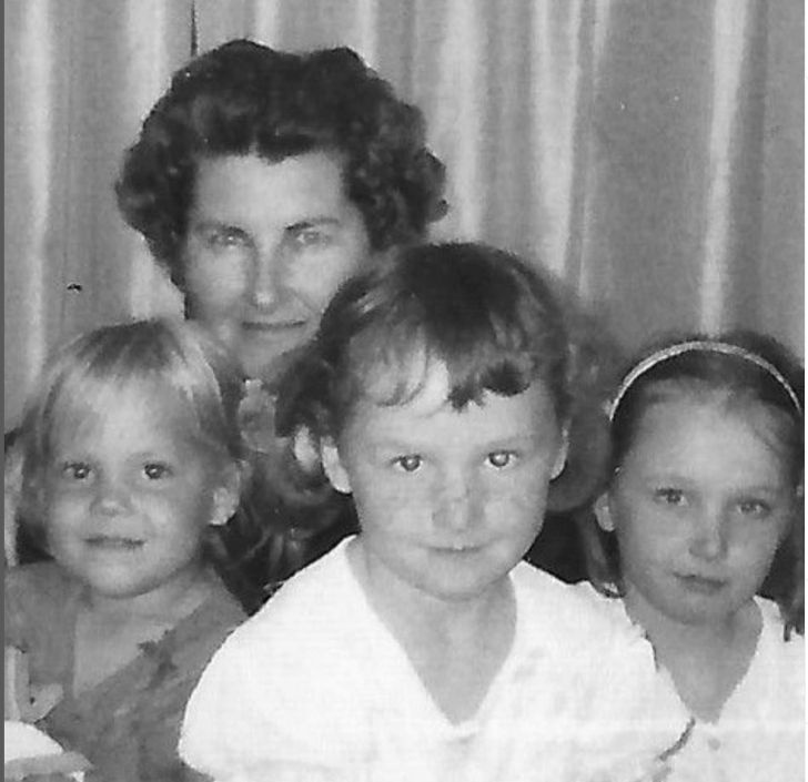   Gwendolyn mit ihren Schwestern und ihrer Großmutter mütterlicherseits