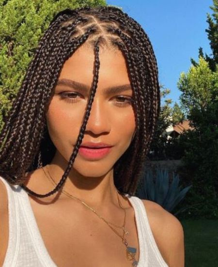   Annabella Coleman es la media hermana de Zendaya. Zendaya tiene cinco medios hermanos mayores, todos nacidos de su padre.'s previous relationship. 