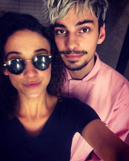Devon Bostick tem rumores de namorada Stella Maeve