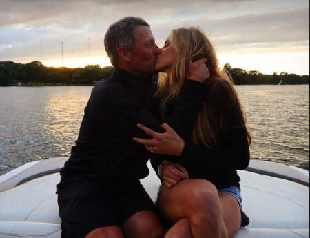 Lance Armstrong, ancien cycliste professionnel né au Texas, et sa petite amie devenue fiancée, Anna Hansen.