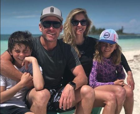 Ex-vainqueur du Tour de France, Lance Armstrong et sa compagne, professeur de yoga, Anna Hansen avec leurs enfants.
