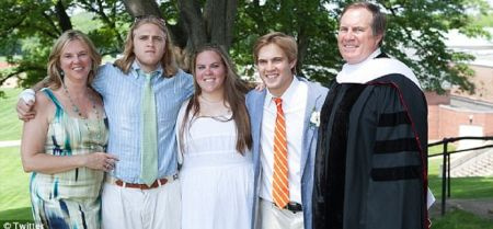 Bill Belichick con su ex esposa Debby Clarke e hijos