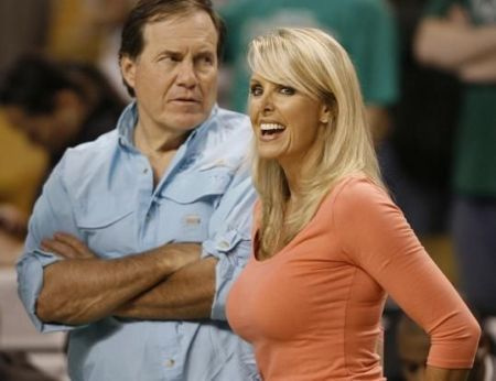   Bill Belichick con su novia Linda Holliday