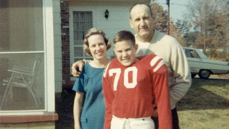 Bill Belichick con su mamá y papá.
