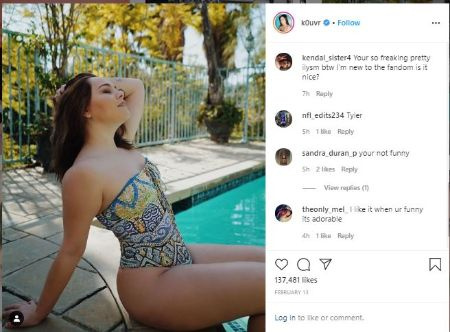 Kouvr Annon est assis au bord de la piscine en maillot de bain