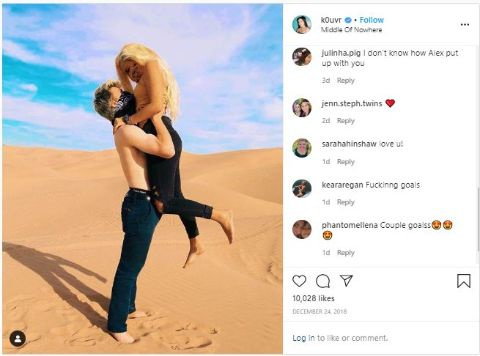 Alex Warren soulève sa copine Kouvr à la plage