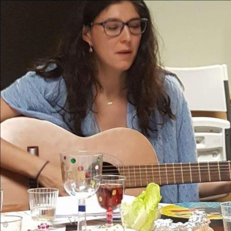 Emily Stern est une chanteuse professionnelle