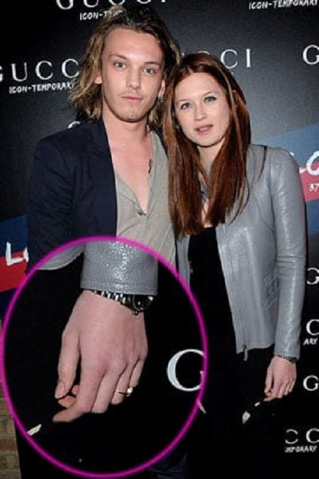 Bonnie Wright mostrando el anillo de compromiso junto con su exnovio Jamie Campbell Bower